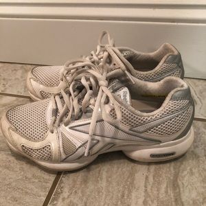 Women’s 6 Reebok White Easytones
